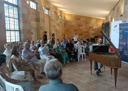 Il concerto speciale di Stanisław Łopuszyński a Villa Costa a Marlia. Due concerti in uno, i canti e i balli.